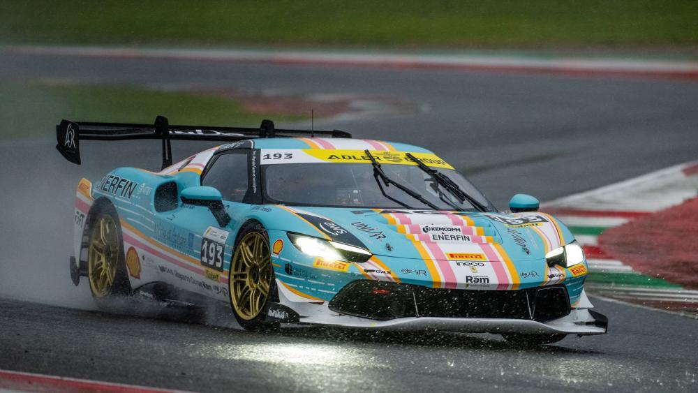 Eine-Kaltererin-l-sst-im-Ferrari-aufhorchen