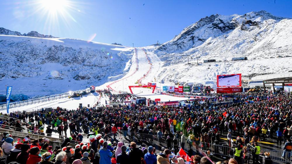 Chaque année, jusqu'à 15&nbsp;000 passionnés de ski se rendent au glacier de Rettenbachferner, au-dessus de Sölden, pour l'ouverture de la saison de Coupe du monde. Cependant, les prévisions météo pour le week-end à venir ne sont pas aussi clémentes qu'en 2023 (photo). © EXPA Pictures / EXPA/ Erich Spiess