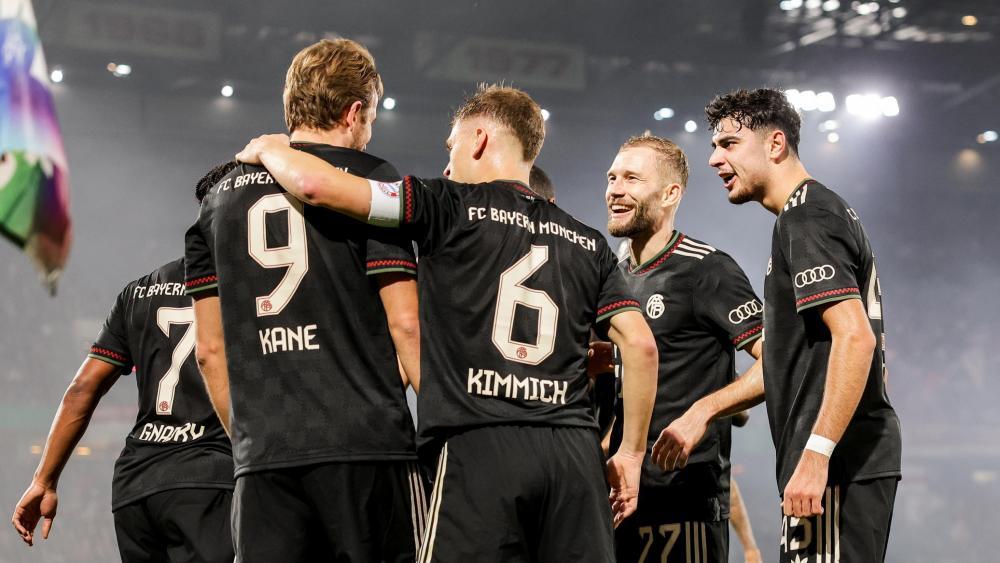 Die Bayern jubeln über den Achtelfinaleinzug. © ANSA / CHRISTOPHER NEUNDORF