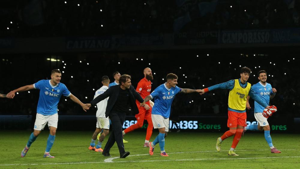 Die Napoli-Spieler mit ihrem Cheftrainer Antonio Conte (in schwarz) lassen sich von ihren Fans feiern. © APA/afp / CARLO HERMANN