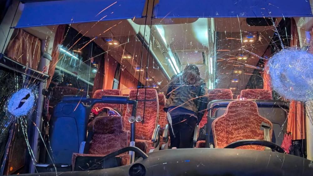 Durch die Windschutzscheibe des Fan-Busses drang ein Wurfgeschoss ein. © ANSA / Facebook.com/Alessandro Tomasi