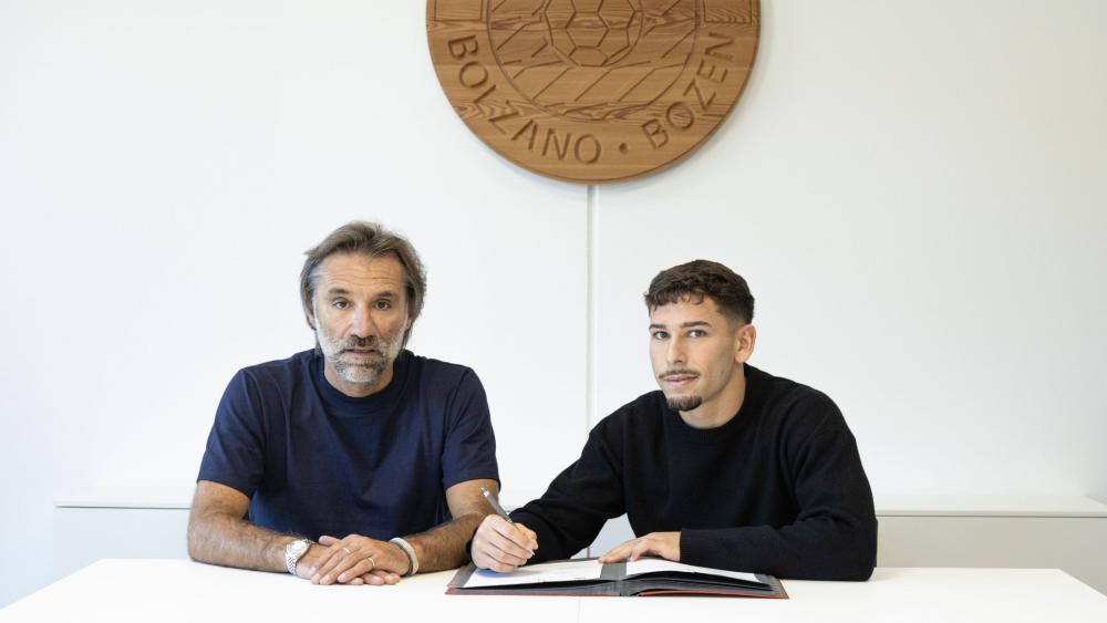 Federico Davi hat seinen Vertrag beim FCS verlängert. Links: Sportdirektor Paolo Bravo. © FCS