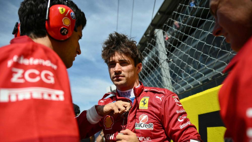 Ferrari-Pilot Charles Leclerc müssen sich gegen die Hitze wappnen. © APA/afp / MARCO BERTORELLO
