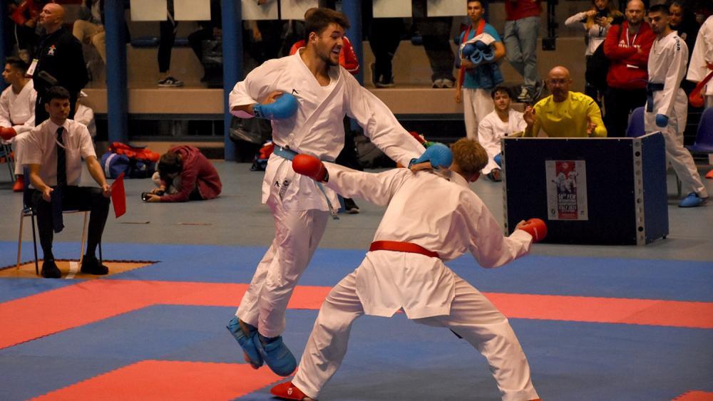 Florian Fischnaller (links) in Aktion. © KARATE MUHLBACH