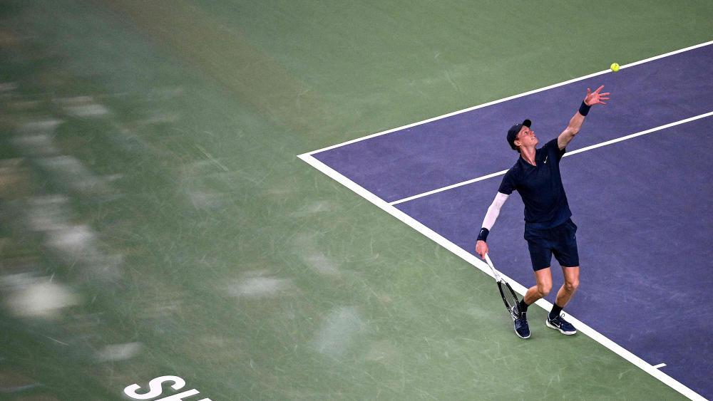 Jannik Sinner beim Aufschlag. © APA/afp / JADE GAO