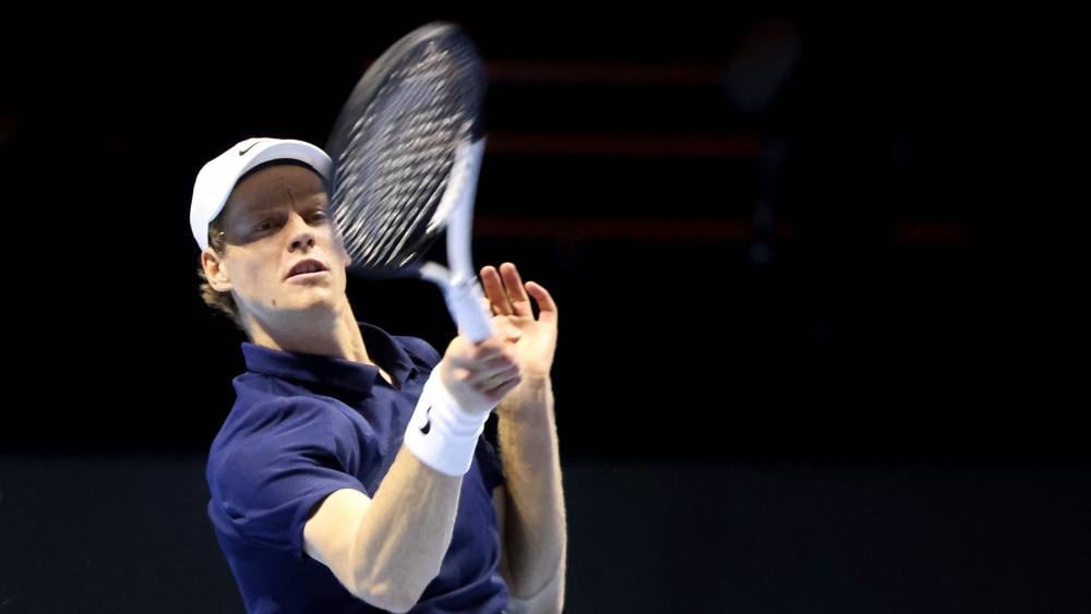 Jannik Sinner greift im Finale gegen Carlos Alcaraz nach dem Titel. © APA/afp / FAYEZ NURELDINE