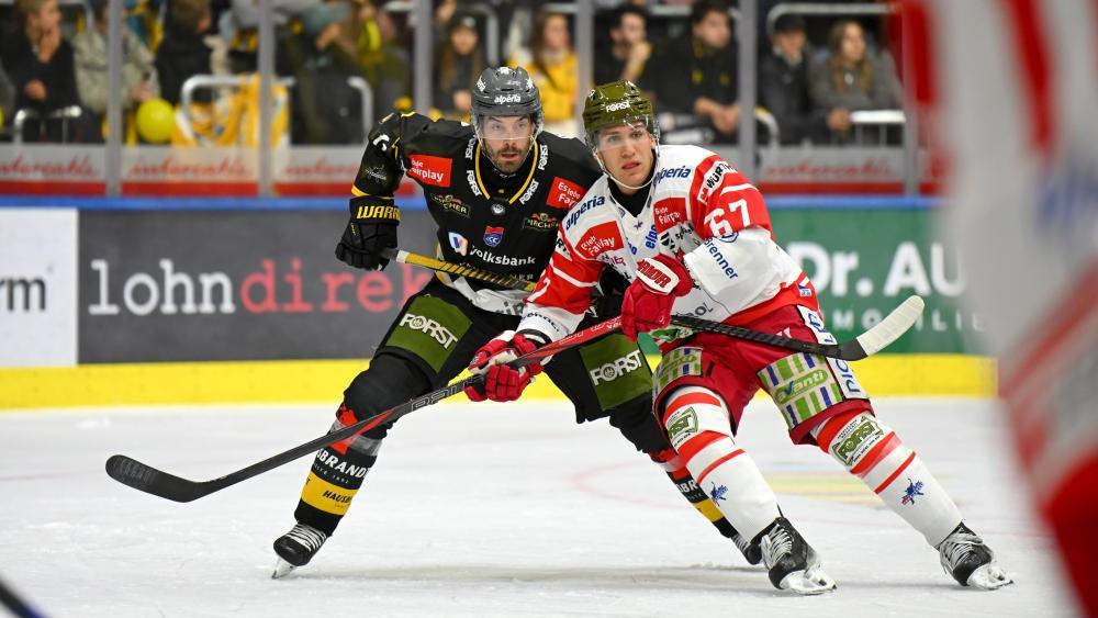 Liefern sich ein hartes Duell: Markus Lauridsen (links, HC Pustertal) und Matt Bradley (HC Bozen). © Iwan Foppa / HC Pustertal
