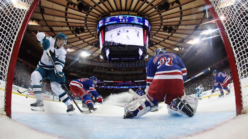 Macklin Celebrini (l.) schoss San Jose zum Sieg im Madison Square Garden. © APA / SARAH STIER