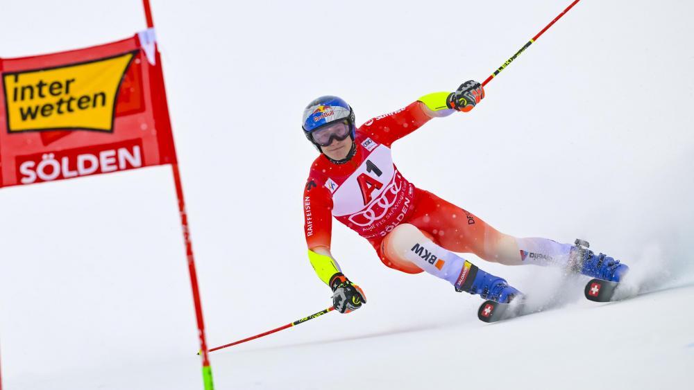 Marco Odermatt leads by a very narrow margin. © ANSA / GIAN EHRENZELLER