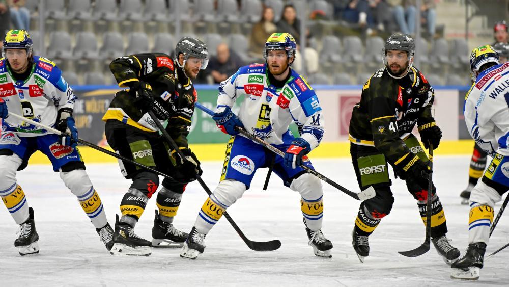 Matthias Mantinger and Raphael Andergassen celebrated the next victory. © I. Foppa / HC Pustertal