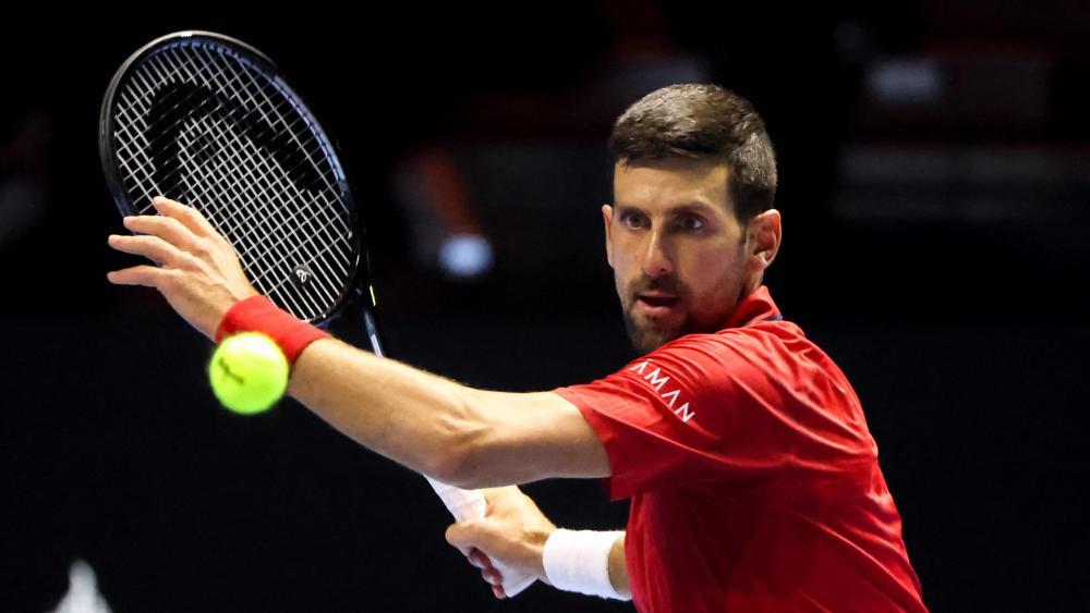 Novak Djokovic im Halbfinale gegen Jannik Sinner beim Six Kings Slam. © APA/afp / FAYEZ NURELDINE