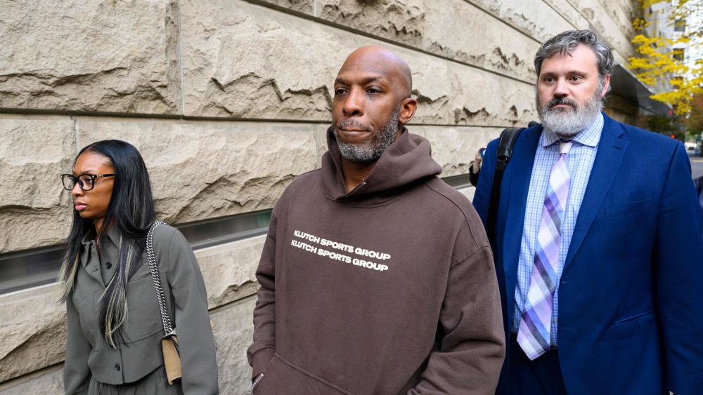 Portland-Trainer Chauncey Billups (Mitte) beim Verlassen des Gerichtsgebäudes. © APA / MATHIEU LEWIS-ROLLAND