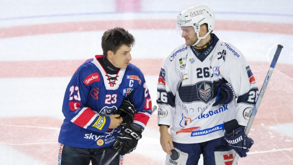 Ritten's Simon Kostner (l.) and Unterland captain Tobias Brighenti (r.) face off in Neumarkt. © Pattis