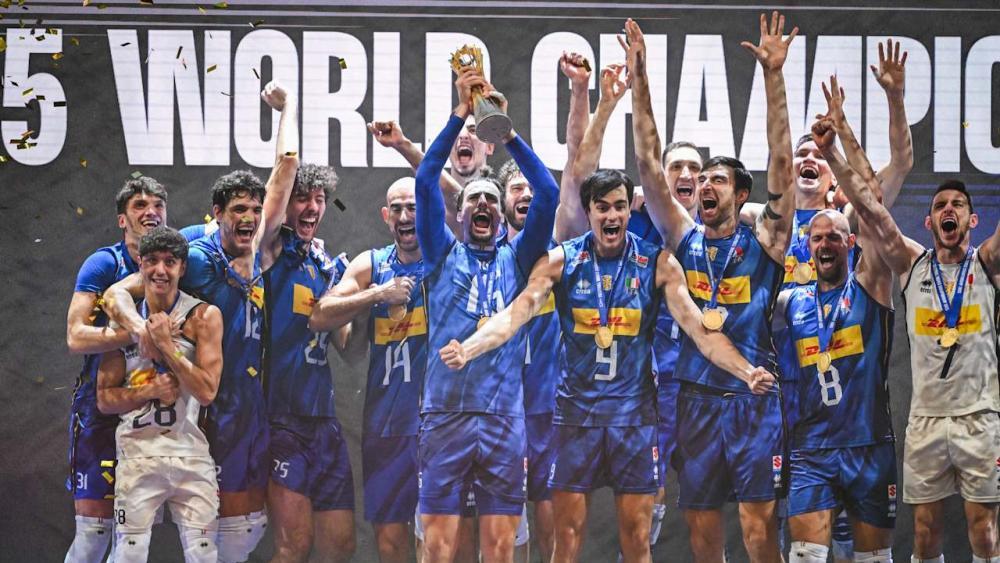 Simone Giannelli (mit WM-Pokal) und seine Teamkameraden am Podest nach dem siegreichen Finale gegen Bulgarien.