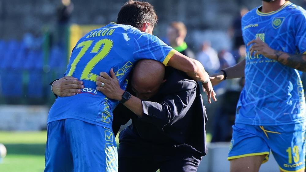 Simone Zanon (à gauche) réchauffe son coach. © Carrarese Calcio / Carrarese Calcio