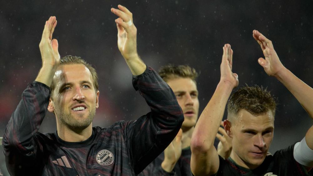 So jubeln die Bayern-Stars. © APA/afp / SASCHA SCHUERMANN