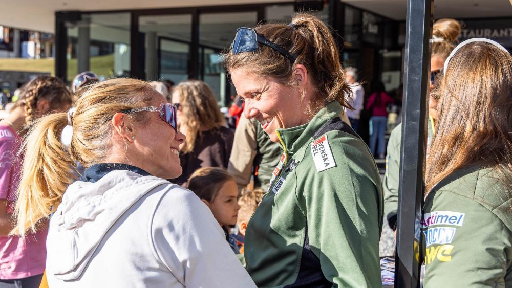 Südtirols Skilegende Denise Karbon (l.) im Gespräch mit Olympiasiegerin Sara Hector © santer.p75
