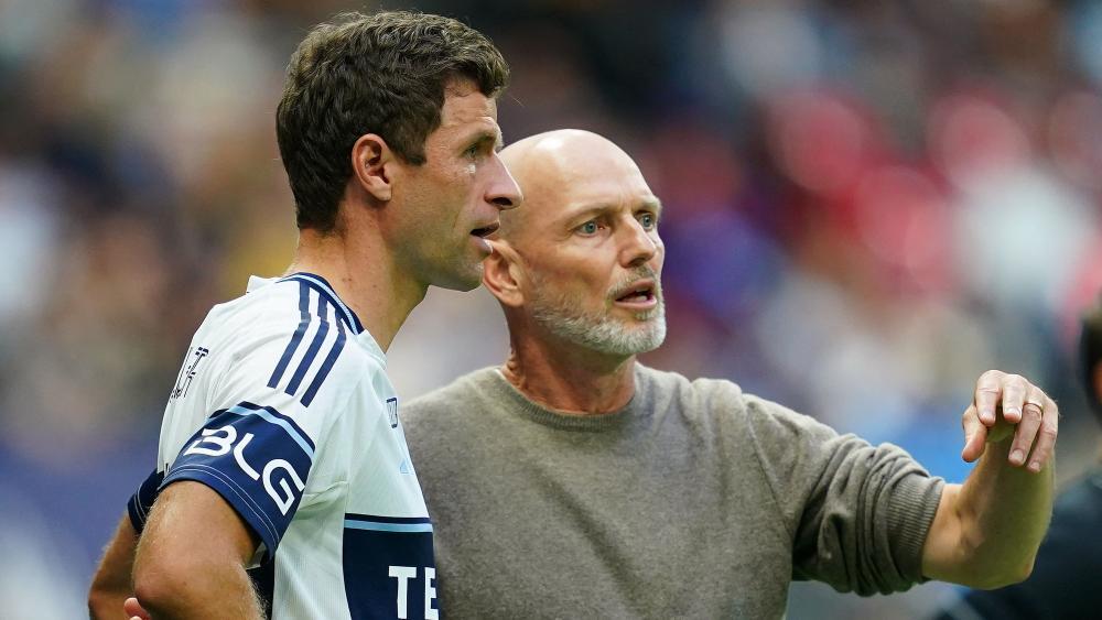 Thomas Müller mit Vancouver-Trainer Jesper Sörensen. © APA / RICH LAM