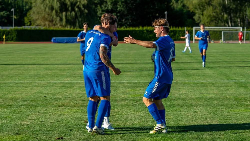 Vierter-Sieg-in-Folge-Bruneck-eilt-davon