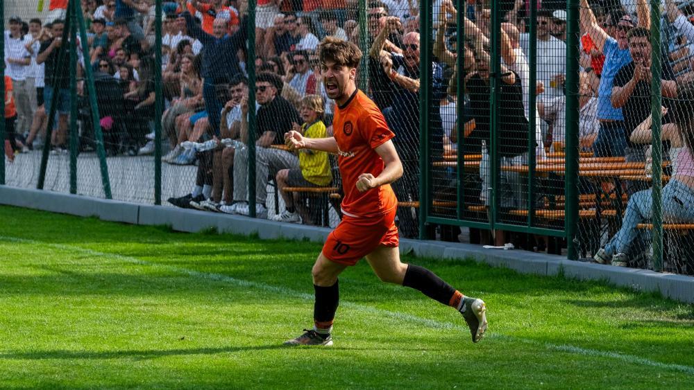 Gabriel Tessaro celebrates with FC Bolzano's qualification for the final. © ANDREAS KEMENATER
