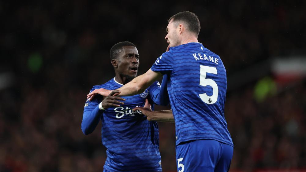 Mitspieler-attackiert-Bizarrer-Platzverweis-in-England