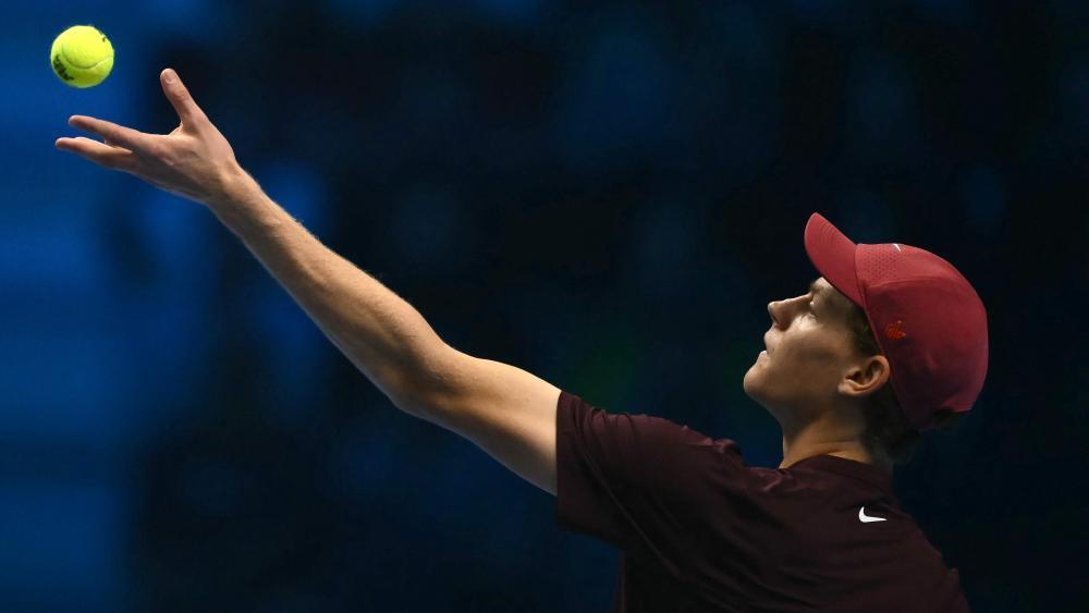 Jannik Sinner schlägt bei den ATP Finals  in Turin auf. © APA/afp / MARCO BERTORELLO