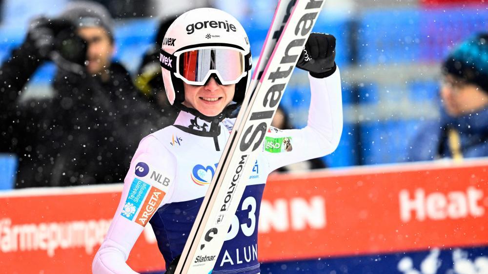 Nika Prevc hat sich den Sieg geschnappt © APA/afp / FREDRIK SANDBERG