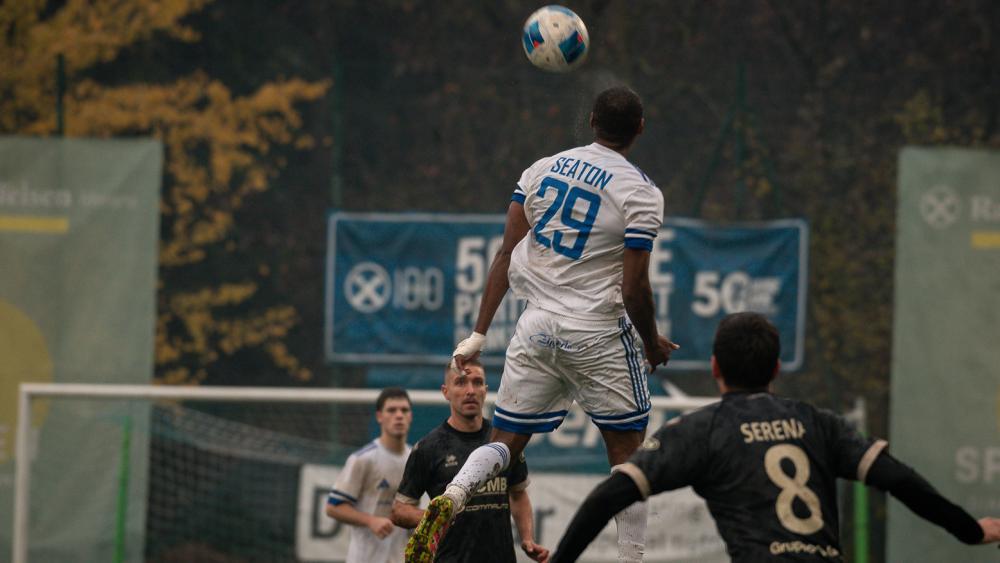 L'attaquant d'Obermais Michael Seaton a été suspendu pour une longue période. © P. Schwienbacher