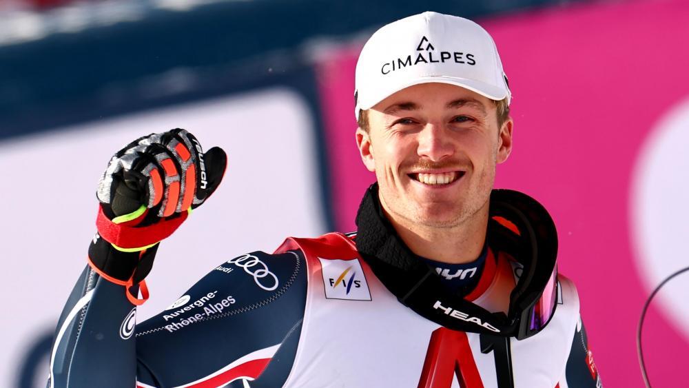 Paco Rassat freut sich über seinen ersten Weltcupsieg. © ANSA / ANNA SZILAGYI