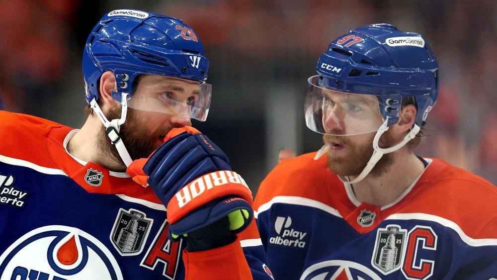 Need to talk: Leon Draisaitl and Connor McDavid are worried about their Oilers. © GETTY IMAGES NORTH AMERICA / STEPH CHAMBERS