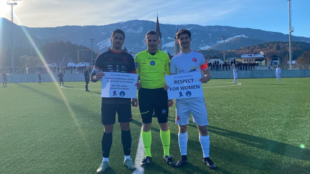 Setzten vor Anpfiff ein klares Zeichen gegen Gewalt an Frauen: Von links Latzfons-Kapitän Stefan Kerschbaumer, Schiedsrichter Johannes Tappeiner und Alexander Falkensteiner (Kapitän Kiens).