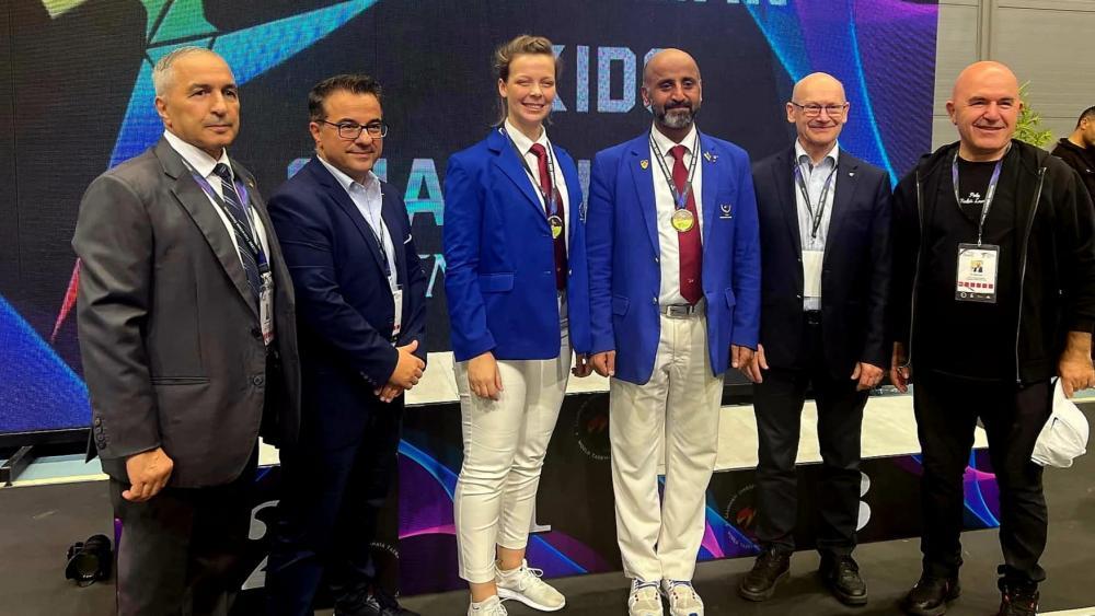 Eine-S-dtiroler-Kampfrichterin-macht-auf-sich-aufmerksam