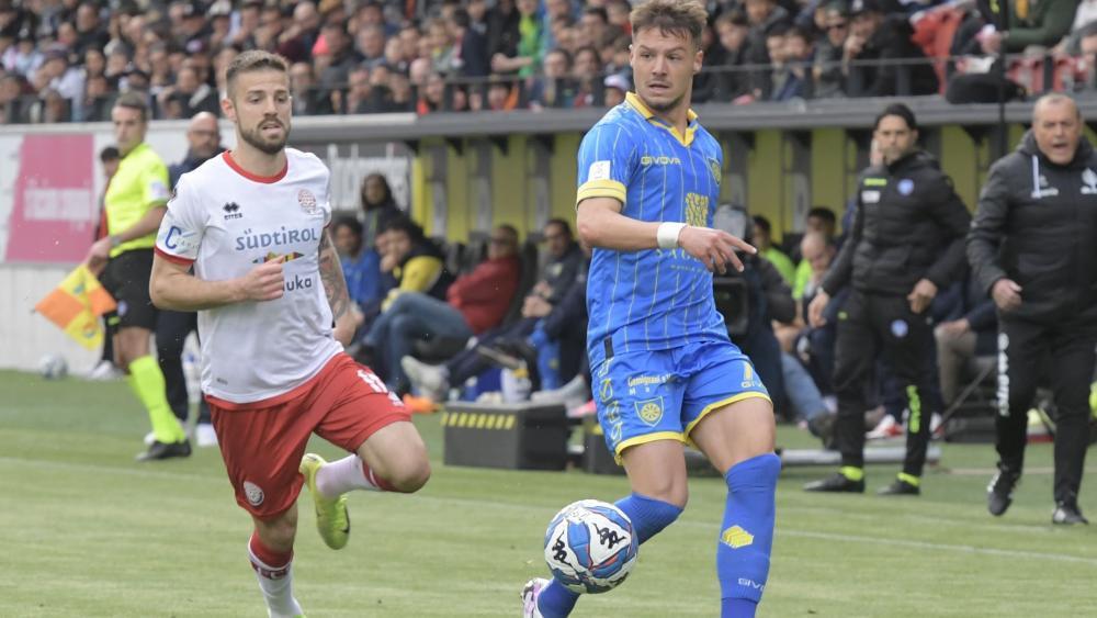 Simone Zanon (rechts) kommt mit Carrarese Calcio nach Bozen. © DLife/LO