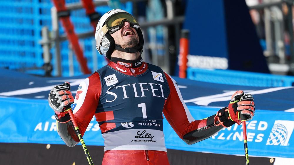 Stefan Brennsteiner jubelte über seinen ersten Sieg. © APA / SEAN M. HAFFEY