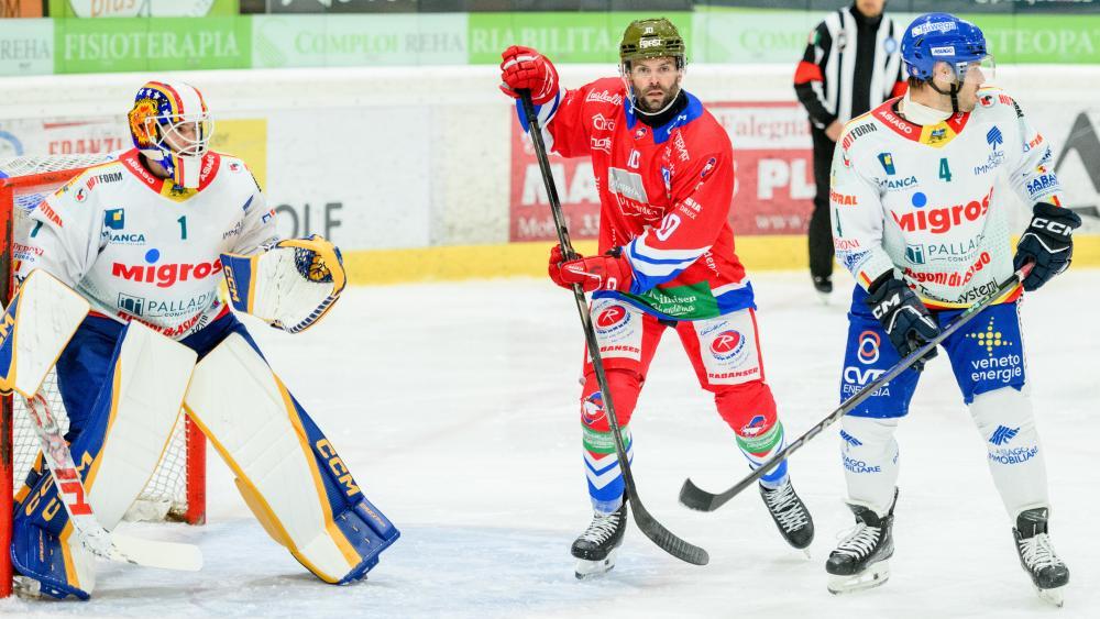 Adam Brady (Mitte) wird sich nicht mehr das rote Grödner Trikot überstreifen. © ©matthaeusKOSTNER_hcGHER_202509 / matthaeus kostner
