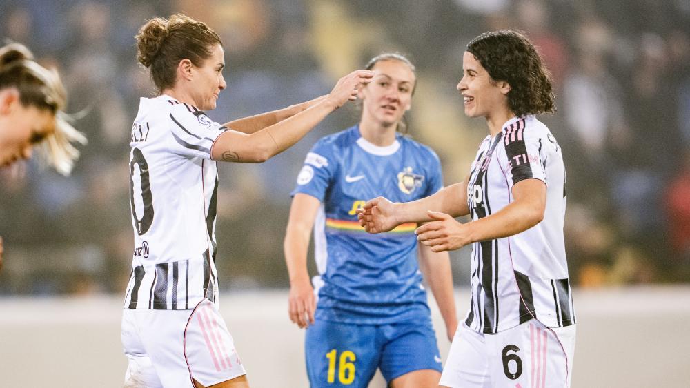 Cristiana Girelli und Eva Schatzer jubeln gegen St. Pölten. © APA / GEORG HOCHMUTH