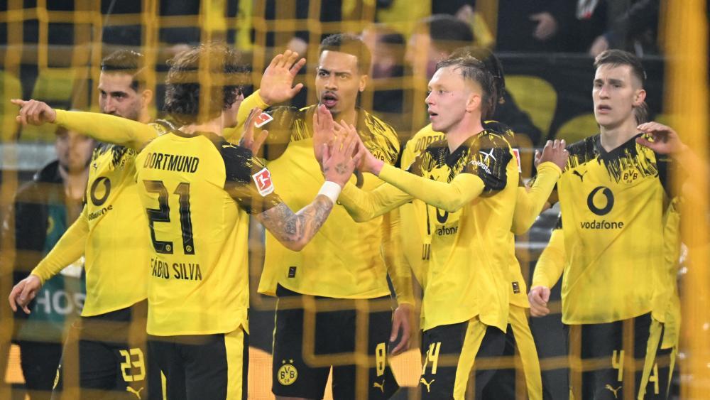Der BVB klatscht sich ab. © APA/afp / UWE KRAFT