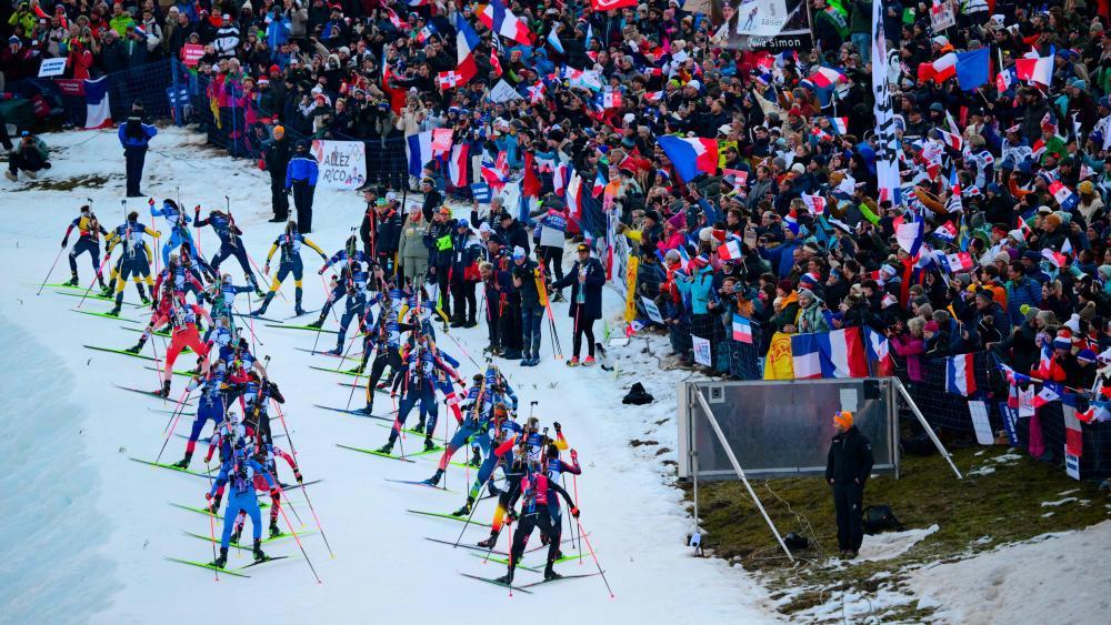 LIVE-Massenstart-der-Herren-in-Le-Grand-Bornand