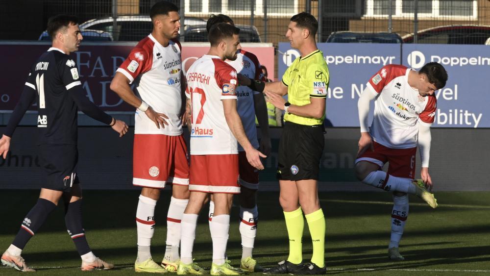 Die FCS-Spieler diskutieren mit Schiedsrichter Giuseppe Collu, der Simone Tronchin (nicht im Bild) die Rote Karte gezeigt hat. © DLife