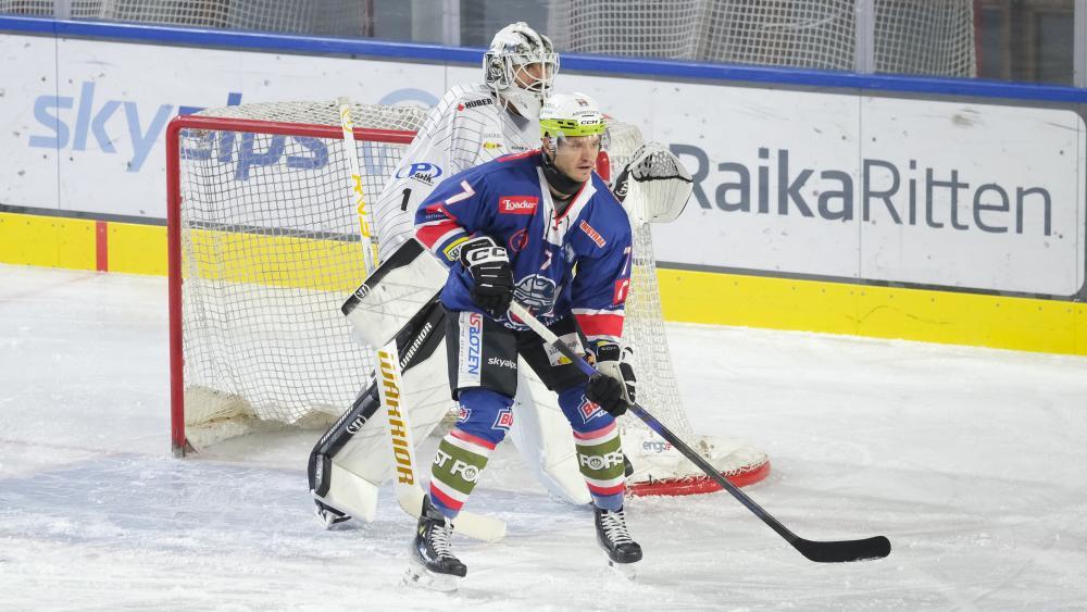 Diego Cuglietta will mit den Rittner Buam einen Sieg gegen den HC Meran um Andreas Bernard. © Max Pattis