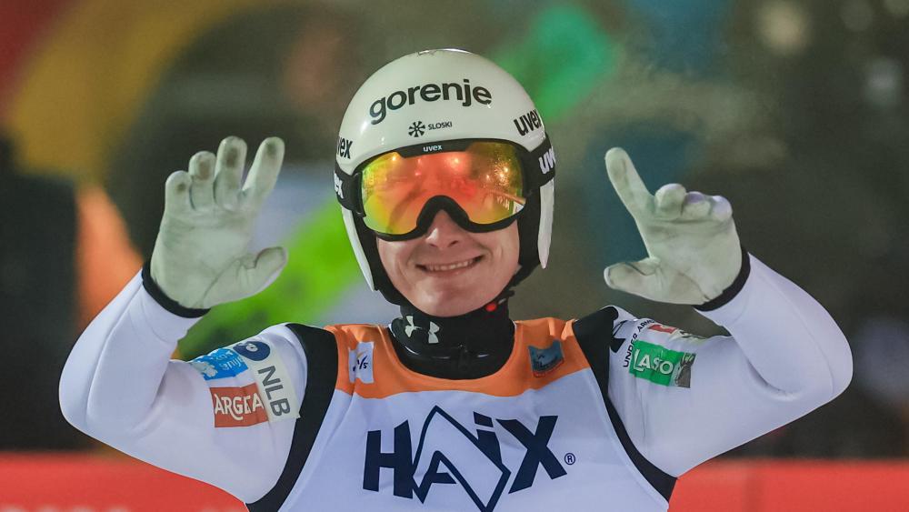 Domen Prevc freut sich über seinen Sieg. © ANSA / MARTIN DIVISEK