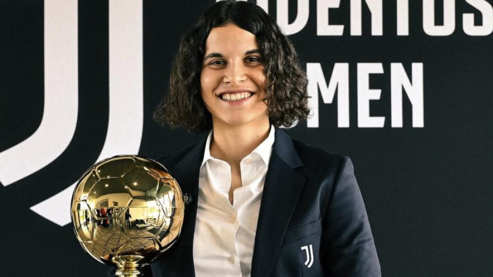 Eva Schatzer mit der Trophäe für den Golden Girl Italia Award 2025.