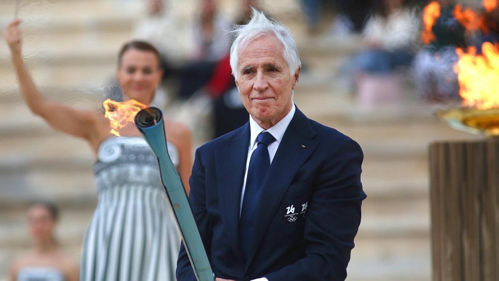 Giovanni Malagò mit der brennenden Olympia-Fackel in der Hand. © ANSA / ORESTIS PANAGIOTOU