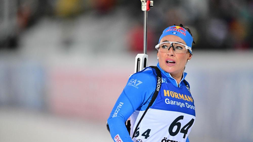 Guckt selbst etwas ungläubig: Dorothea Wierer. © APA/afp / HANNA BRUNLOF