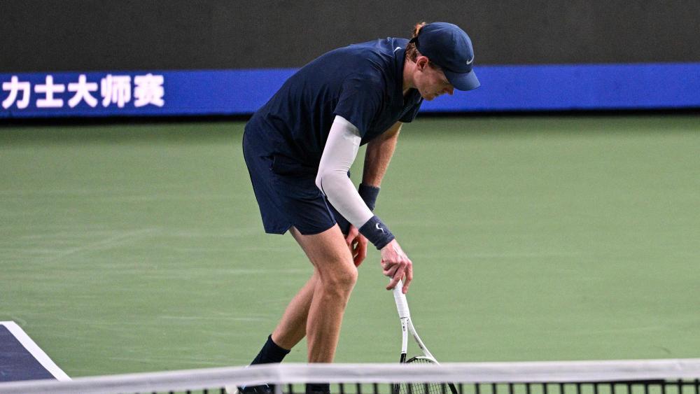 Jannik Sinner musste im Oktober beim Hitze-Turnier in Shanghai aufgeben. © APA/afp / HECTOR RETAMAL