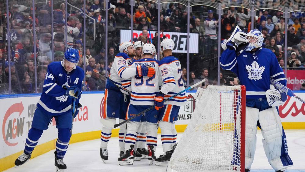Leon Draisaitl (inmitten der Jubelszenen) steuerte drei Vorlagen bei. © APA / CHRIS TANOUYE