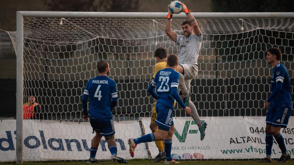 Obermais-Tormann Luca Tenderini parierte einen Elfmeter. © P. Schwienbacher