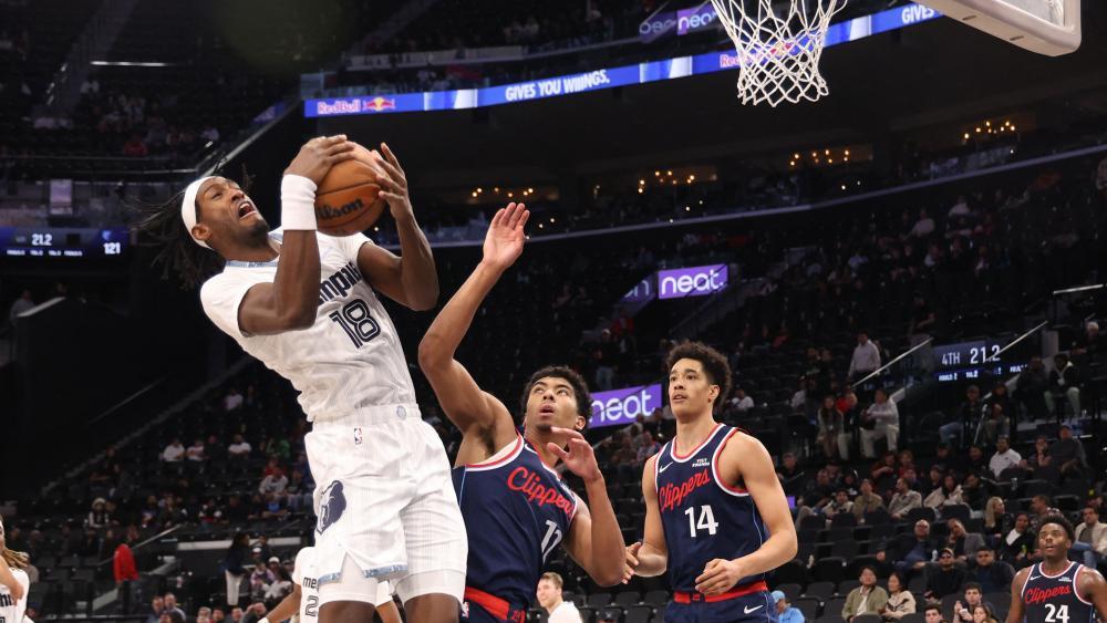 Olivier Maxence-Prosper (l.) konnte mit den Grizzlies einen Sieg einfahren. © APA / JOE SCARNICI