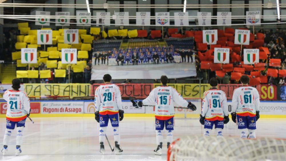 Pl-tzlicher-Fan-Ansturm-in-der-Alps-Hockey-League