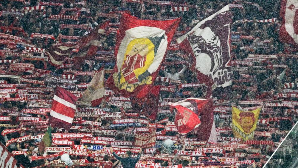 Nach-Pyro-Strafe-FC-Bayern-sperrt-gro-e-Teile-der-S-dkurve